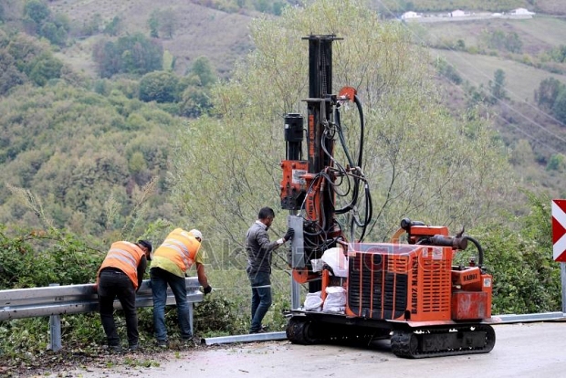 Boztepe'de uçurum kenarına çelik bariyerli önlem