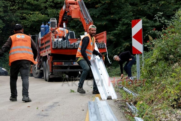 Boztepe'de uçurum kenarına çelik bariyerli önlem