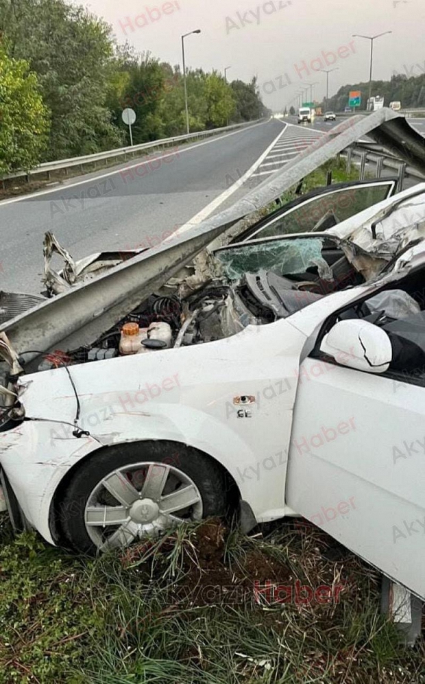Bariyerlere çarpan otomobilde sürücü sıkıştı