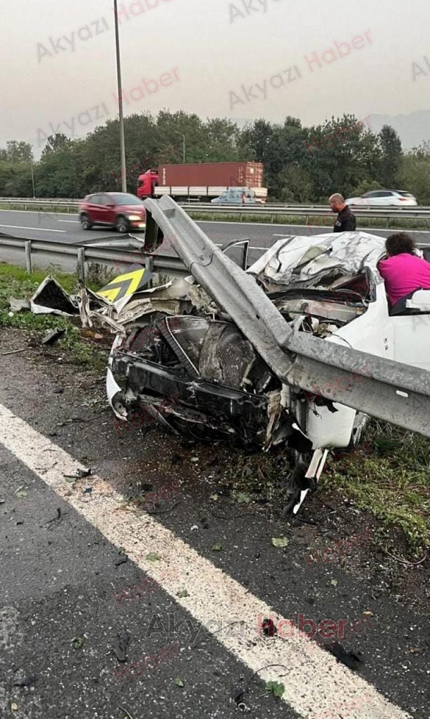 Bariyerlere çarpan otomobilde sürücü sıkıştı