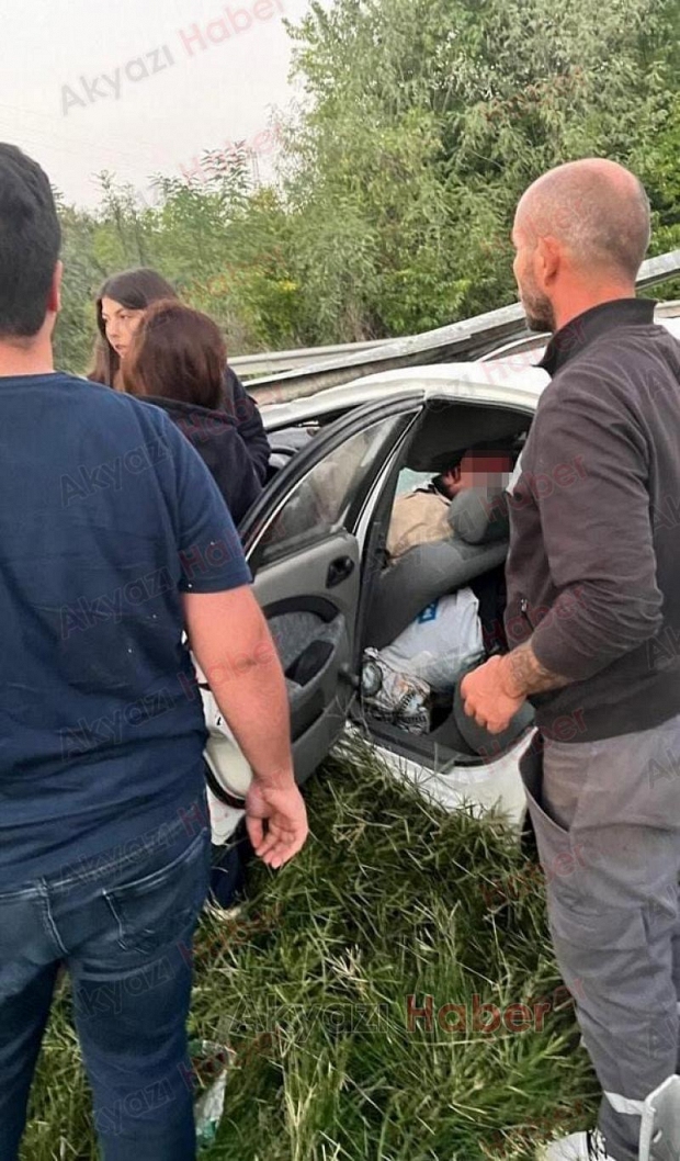 Bariyerlere çarpan otomobilde sürücü sıkıştı