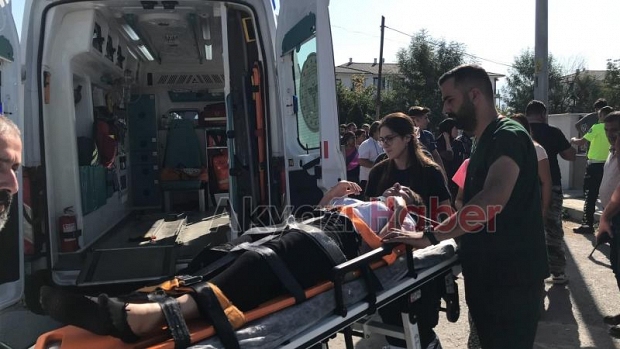 Otomobille çarpışan motosikletteki 2 kişi yaralandı