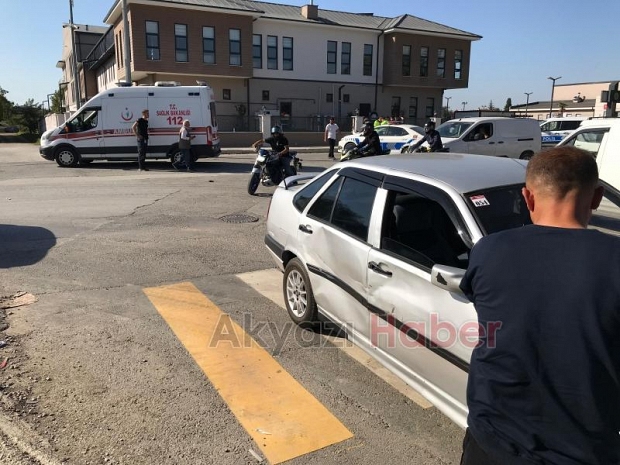 Otomobille çarpışan motosikletteki 2 kişi yaralandı