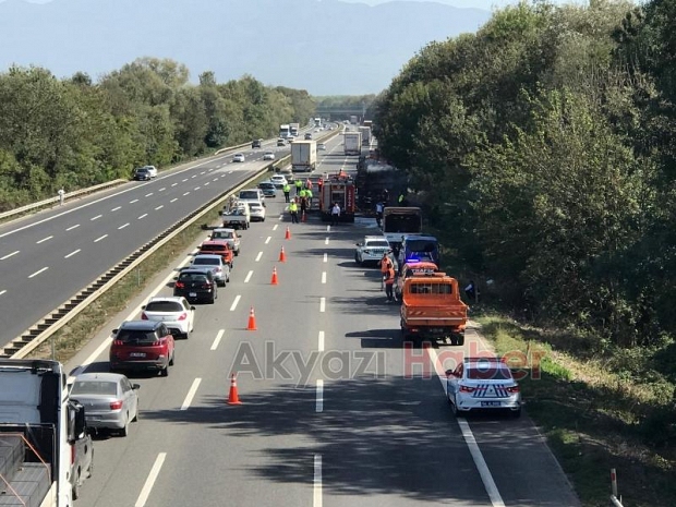 Otoyolda çarpışan tırlar alev topuna döndü