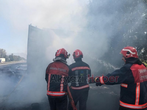 Otoyolda çarpışan tırlar alev topuna döndü