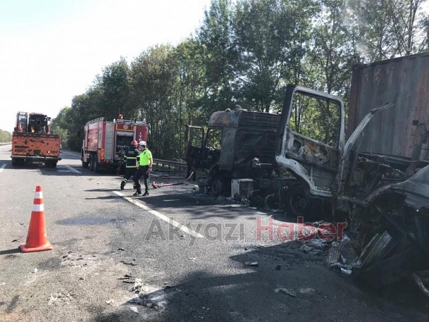 Otoyolda çarpışan tırlar alev topuna döndü