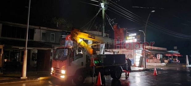 Akyazı da enerji hattına yıldırım düştü