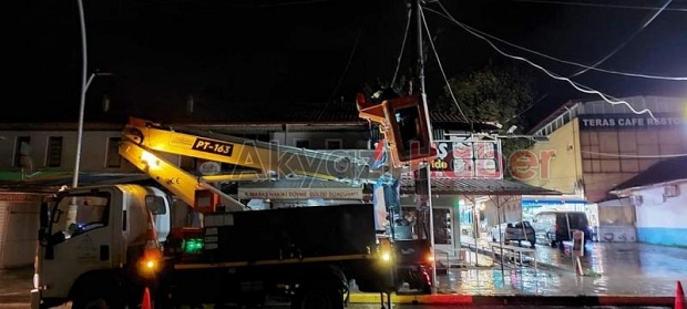 Akyazı da enerji hattına yıldırım düştü