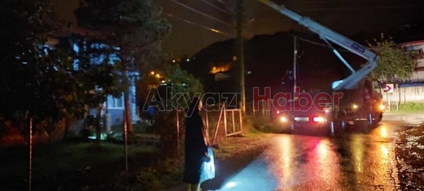 Akyazı da enerji hattına yıldırım düştü