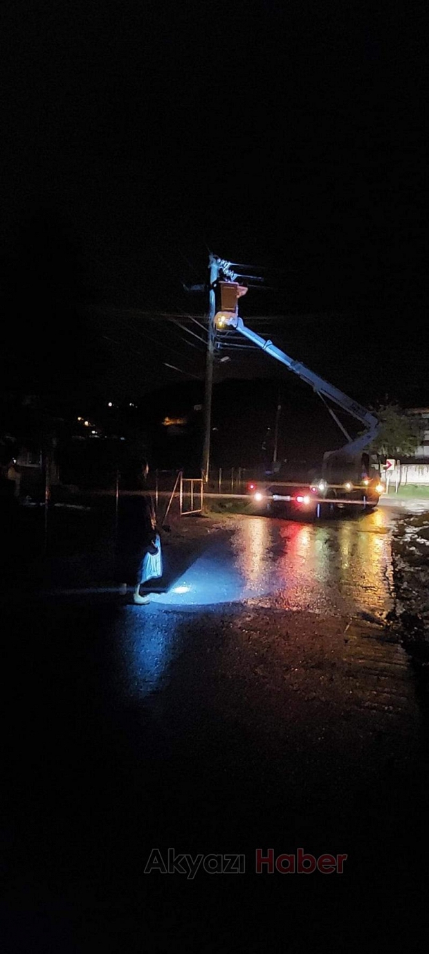 Akyazı da enerji hattına yıldırım düştü