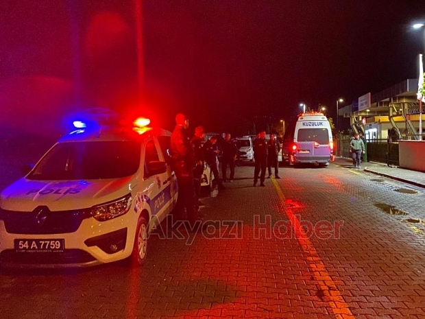 Akyazı'da polis öğrencilerin güvenliği için denetim yapıyor