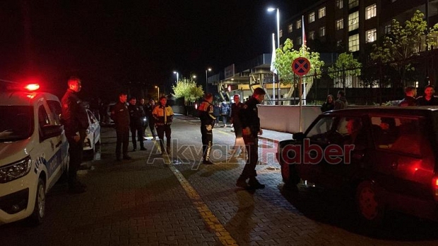 Akyazı'da polis öğrencilerin güvenliği için denetim yapıyor