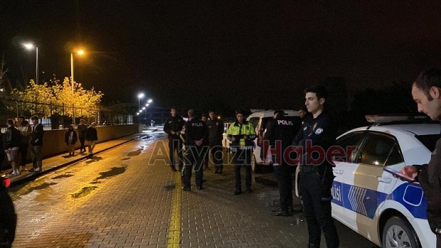 Akyazı'da polis öğrencilerin güvenliği için denetim yapıyor