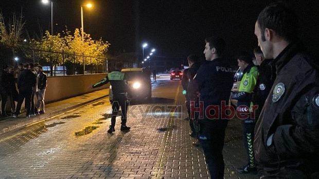 Akyazı'da polis öğrencilerin güvenliği için denetim yapıyor