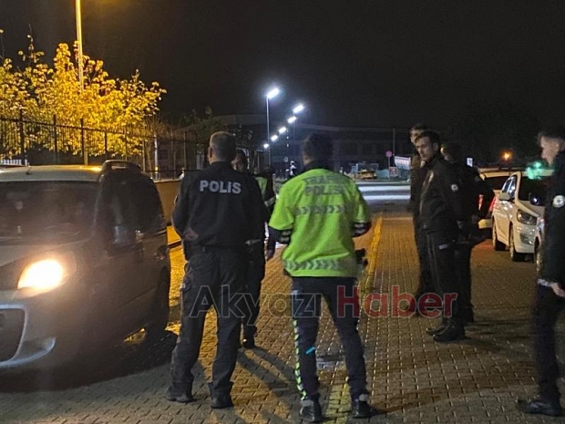 Akyazı'da polis öğrencilerin güvenliği için denetim yapıyor