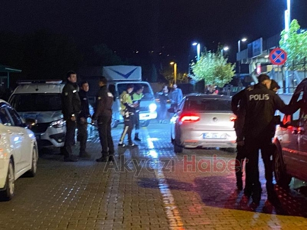 Akyazı'da polis öğrencilerin güvenliği için denetim yapıyor