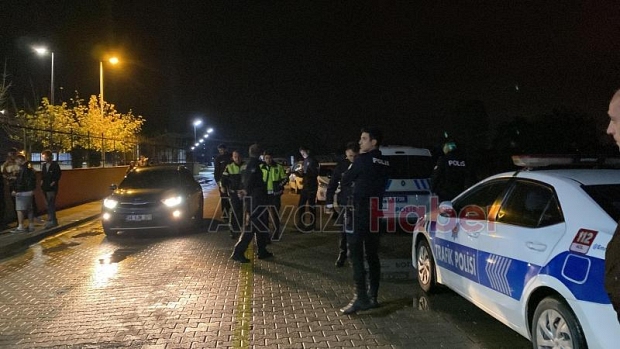 Akyazı'da polis öğrencilerin güvenliği için denetim yapıyor