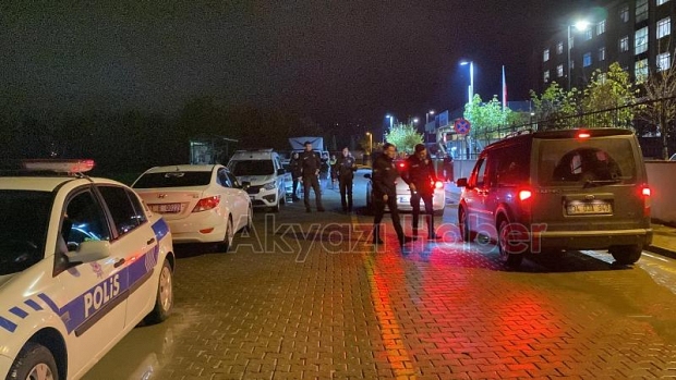 Akyazı'da polis öğrencilerin güvenliği için denetim yapıyor