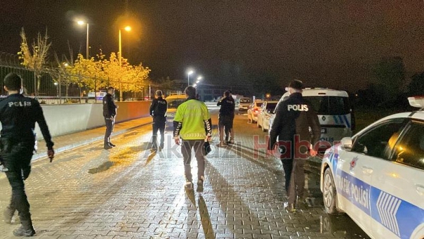 Akyazı'da polis öğrencilerin güvenliği için denetim yapıyor
