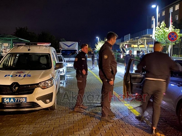 Akyazı'da polis öğrencilerin güvenliği için denetim yapıyor