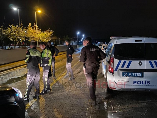 Akyazı'da polis öğrencilerin güvenliği için denetim yapıyor
