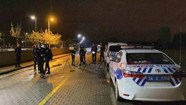 Akyazı'da polis öğrencilerin güvenliği için denetim yapıyor