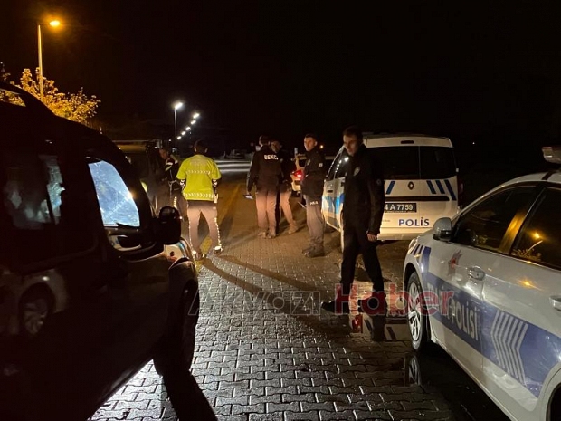 Akyazı'da polis öğrencilerin güvenliği için denetim yapıyor