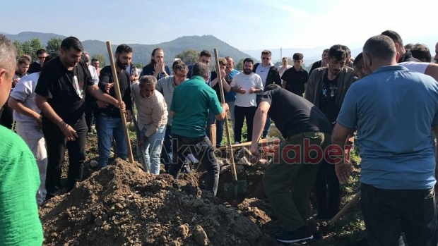 19 yaşındaki Aleyna Yenilmez gözyaşlarıyla toprağa verildi