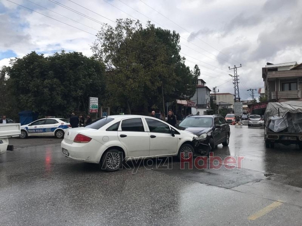 Caddede kafa kafaya çarpıştılar 1 yaralı