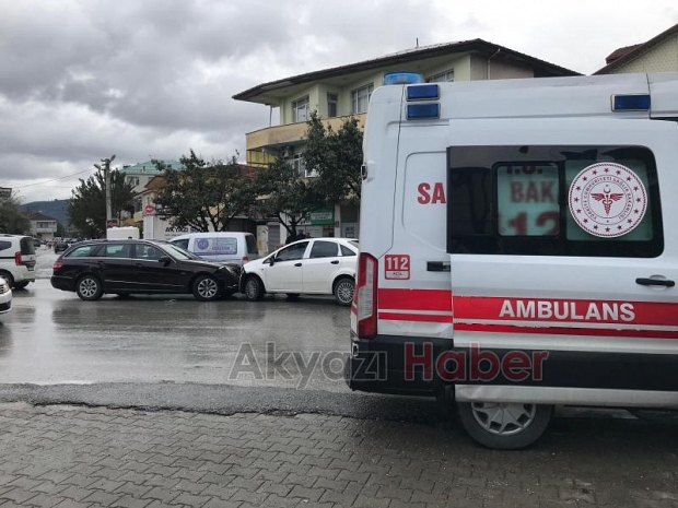 Caddede kafa kafaya çarpıştılar 1 yaralı