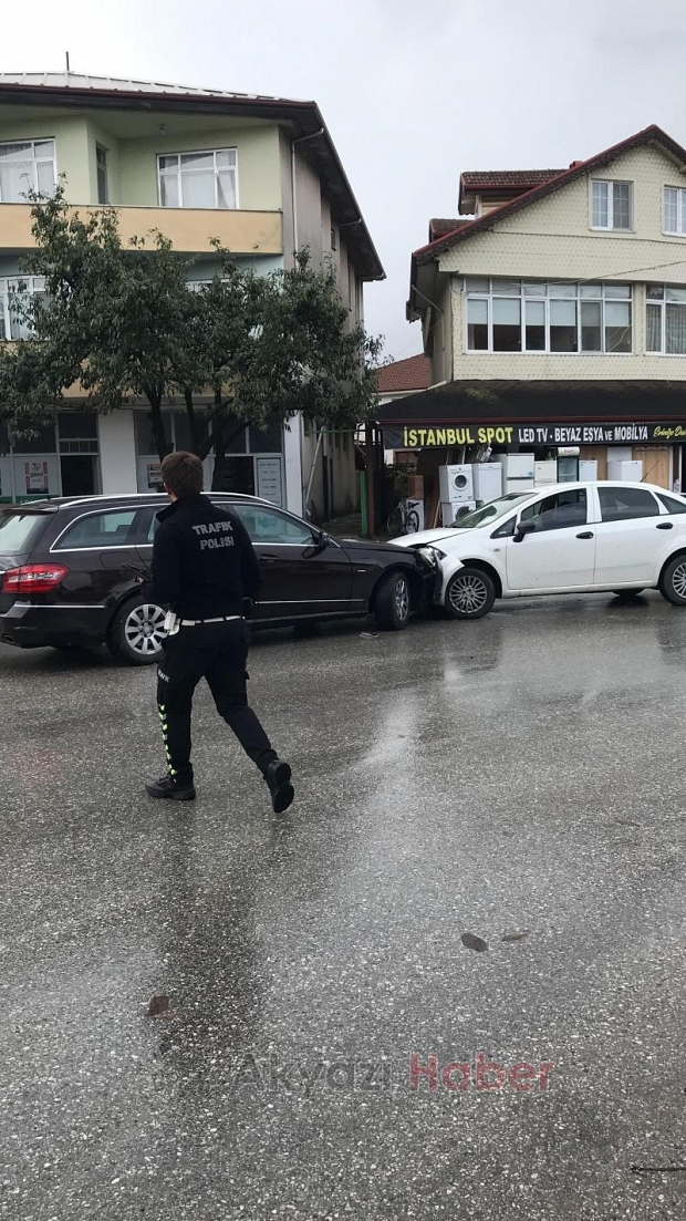 Caddede kafa kafaya çarpıştılar 1 yaralı