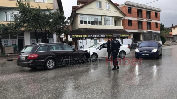 Caddede kafa kafaya çarpıştılar 1 yaralı