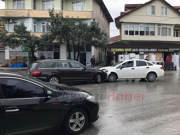 Caddede kafa kafaya çarpıştılar 1 yaralı