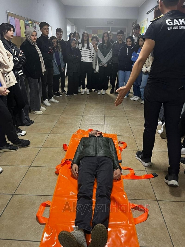 Akyazı Son Tercih Özel Öğretim Kursu'nda deprem ve yangın tatbikatı yapıldı