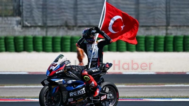 Toprak Razgatlıoğlu bir kez daha dünya şampiyonu