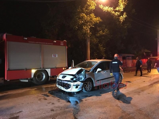 Caddede iki araç çarpıştı 2 yaralı