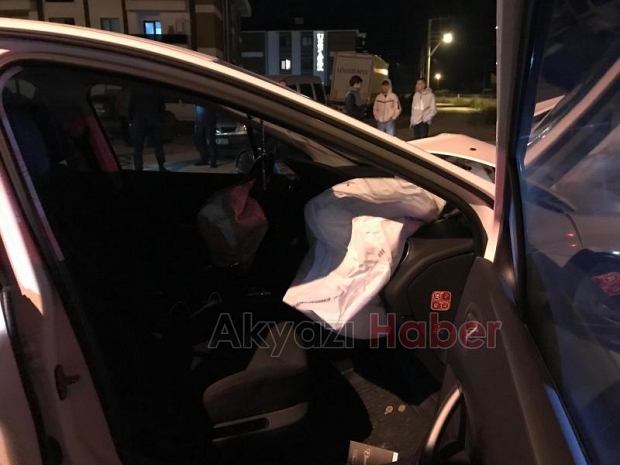 Caddede iki araç çarpıştı 2 yaralı