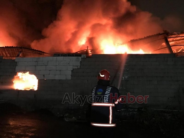Kauçuk fabrikası ve 4 iş yeri yandı