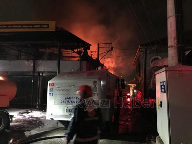 Kauçuk fabrikası ve 4 iş yeri yandı