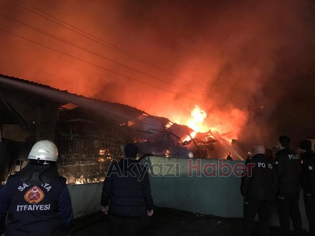 Kauçuk fabrikası ve 4 iş yeri yandı