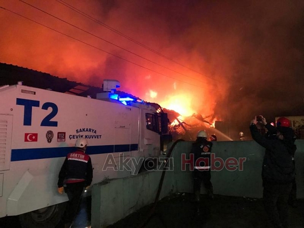 Kauçuk fabrikası ve 4 iş yeri yandı