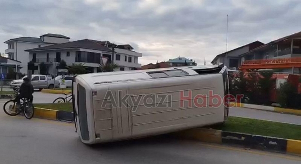 Akyazı'da midibüs devrildi