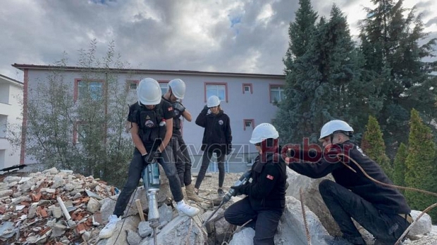 GAKE ekibinden enkazda arama kurtarma tatbikatı