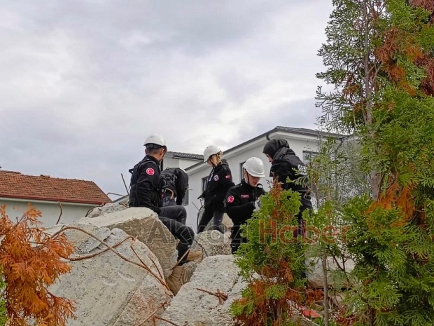 GAKE ekibinden enkazda arama kurtarma tatbikatı