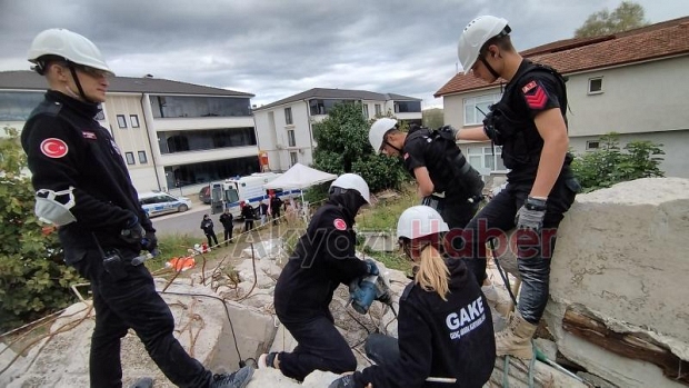 GAKE ekibinden enkazda arama kurtarma tatbikatı