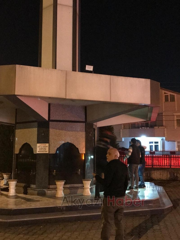 Akyazı'da genç kız cami minaresine çıktı