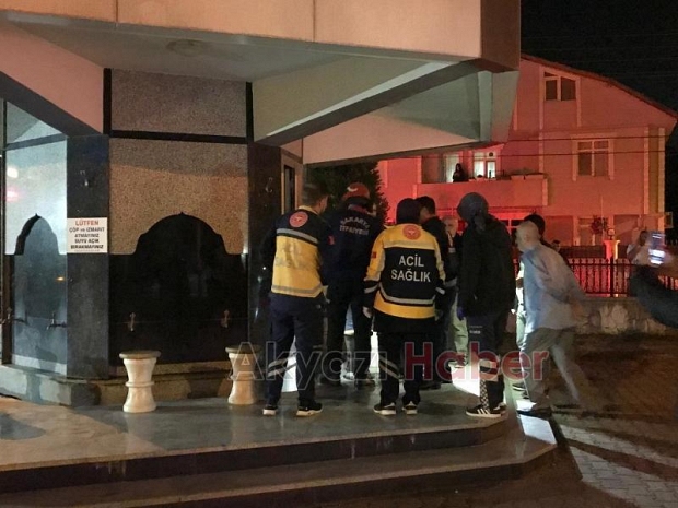 Akyazı'da genç kız cami minaresine çıktı