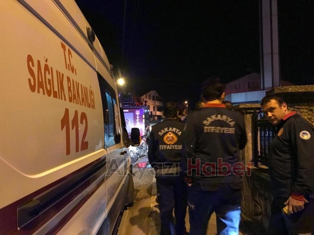 Akyazı'da genç kız cami minaresine çıktı
