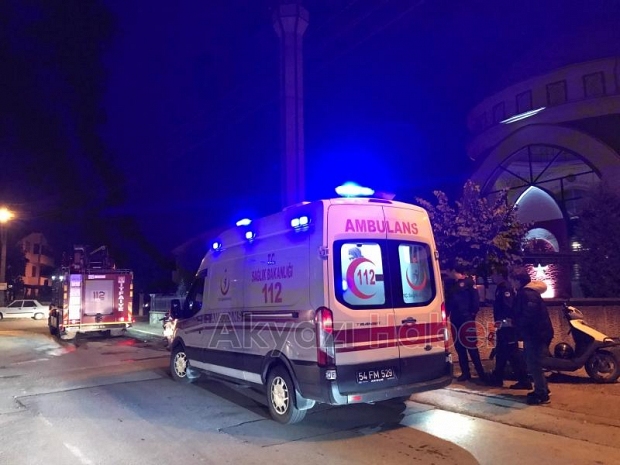 Akyazı'da genç kız cami minaresine çıktı