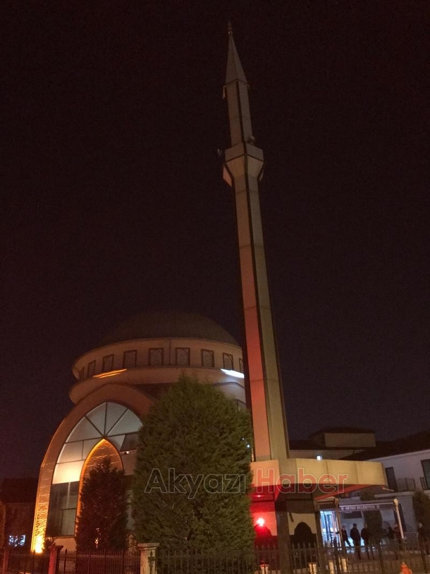 Akyazı'da genç kız cami minaresine çıktı